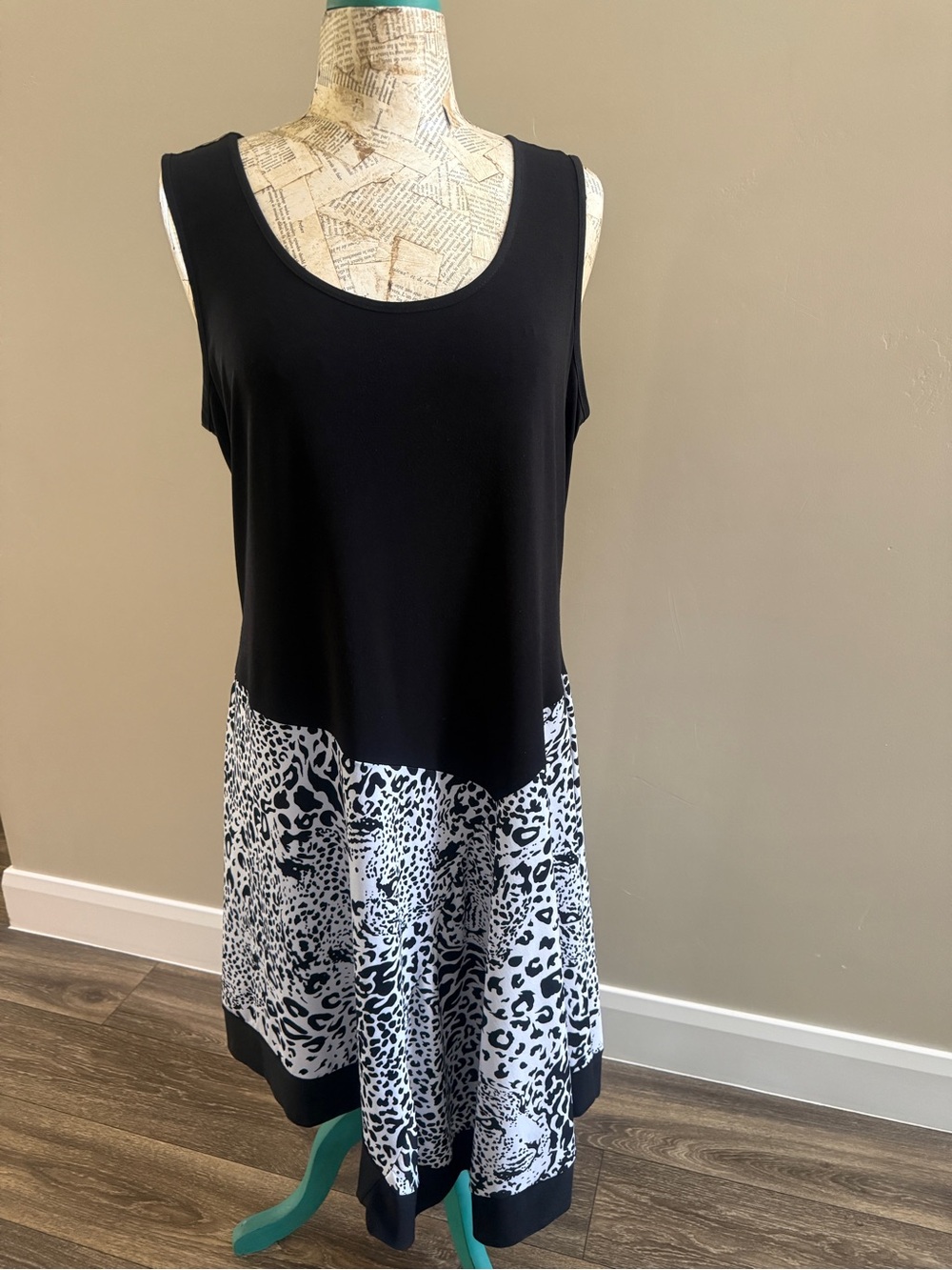 Sleeveless Black and White Leopard Print Dress